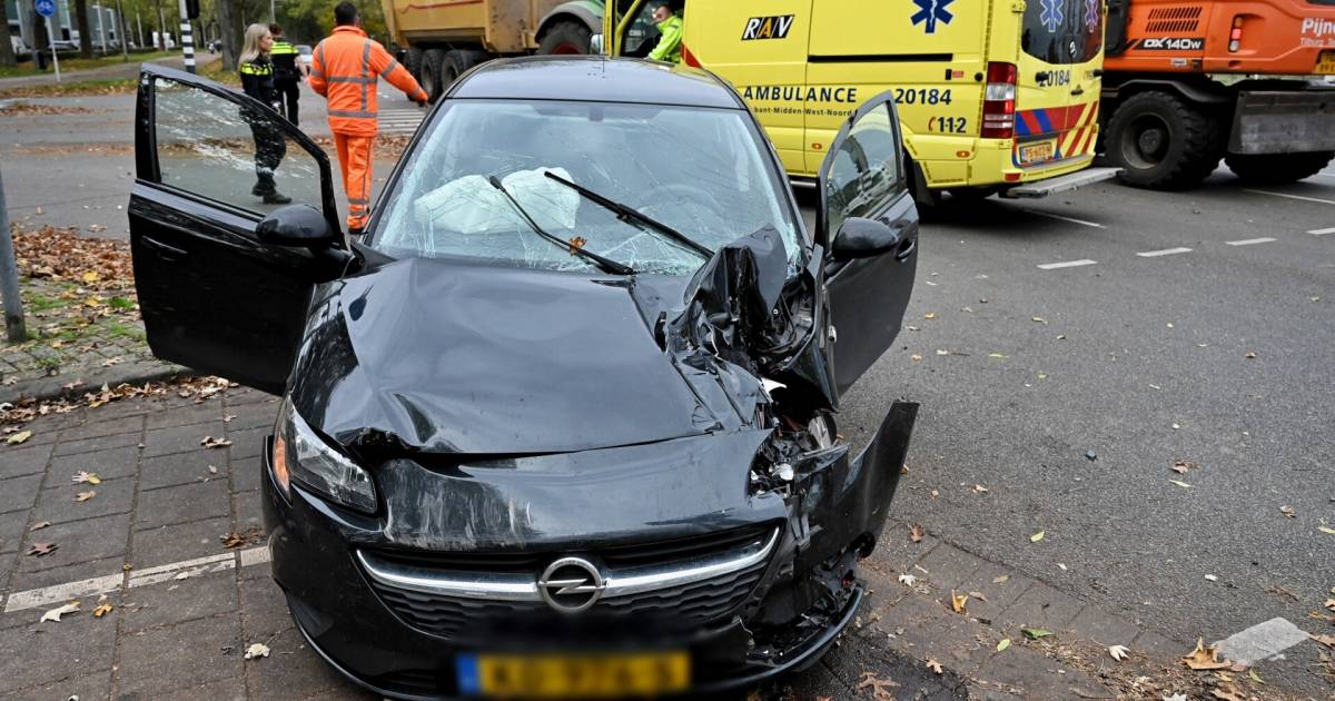 Automobilist gewond bij botsing met tractor in Tilburg.