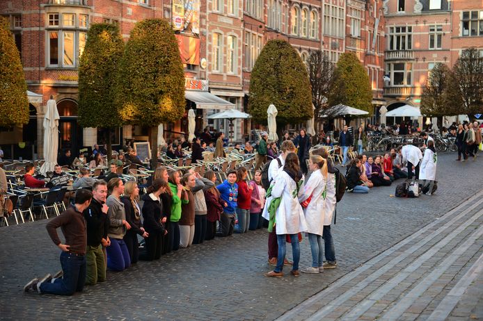 Sfeerbeeld studentendoop Oude Markt Leuven