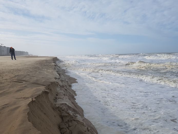 Tijdens storm Ciara werden tonnen zand verplaatst door het water. Gevolg: zandkliffen tot wel twee meter hoog.