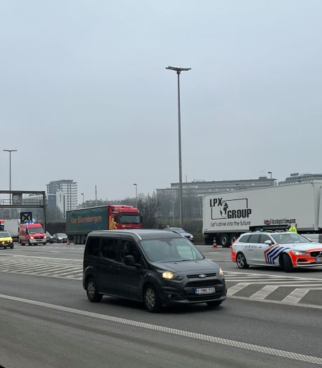 Ongeval op de R1 Ring van Antwerpen ter hoogte van Borgerhout richting Nederland: twee rijstroken versperd