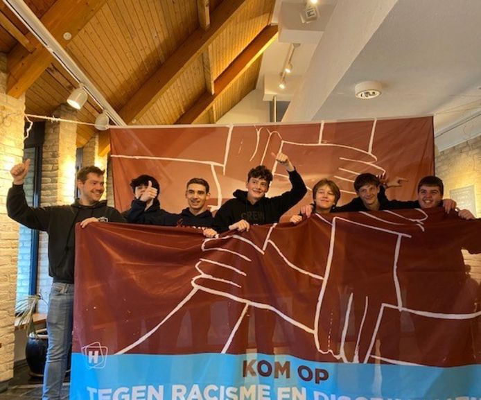 Halle hangt op Internationale Dag tegen Racisme en Discriminatie unieke vlag uit