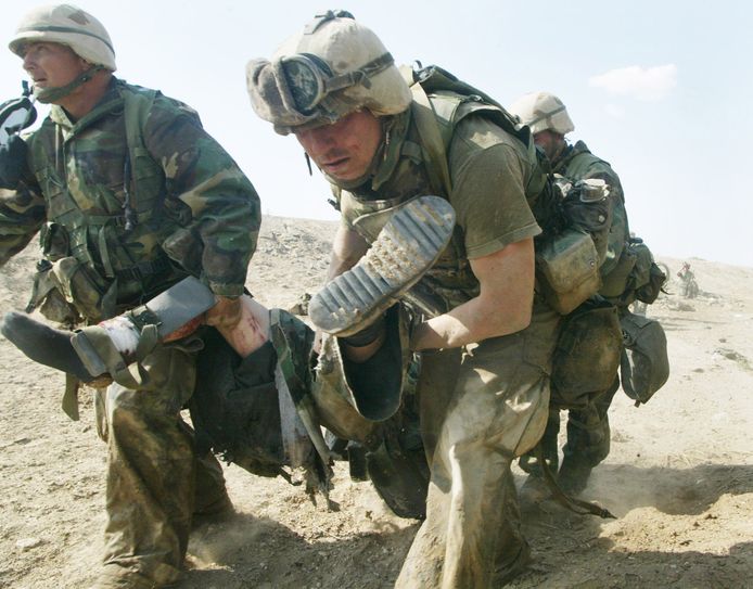 Des marines américains portant un blessé dans le sud de l'Irak le 23 mars 2003.