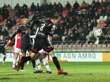 Met kunst-en-vliegwerk trekt TOP Oss bij Jong Ajax derde zege op rij over de streep: ‘Hartstikke knap’ 
