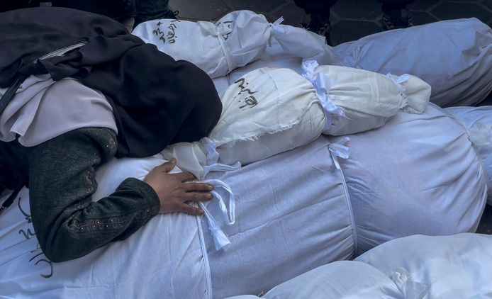 Een Palestijnse vrouw rouwt om de dood van haar naasten in de Gazastrook. (05/02/24)