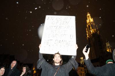 Protesterende cultuurstudenten verstoren Antwerpse gemeenteraad: “Ik versta u niet, er is wat achtergrondgeluid”