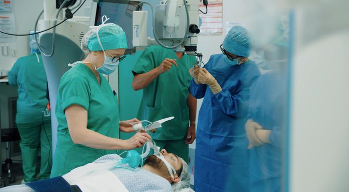De 21-jarige Talha Aydin tijdens een van de operaties waarbij er 150 miljard virussen ingespoten werden in elk oog.