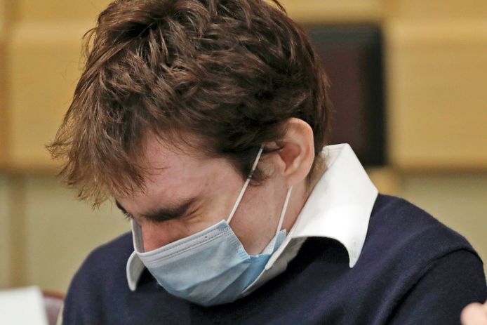 Nikolas Cruz, auteur d'une fusillade dans un lycée américain, s'est mis à pleurer devant le tribunal, le 15 octobre 2021.