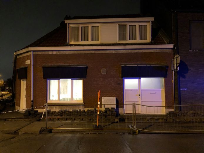 Deze woning aan de Oude Baan in Ekeren werd vannacht beschoten.