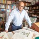 Carl Haarnack verzamelde een unieke collectie over de Surinaamse geschiedenis: ‘Een boek niet te hebben, is het ergste wat er is’