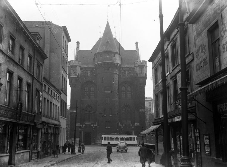 De Hallepoort in de jaren 50. Het gebouw dateert van 1381 en is het enige bewaarde versterkte poortgebouw van Brussel. Beeld Photo News