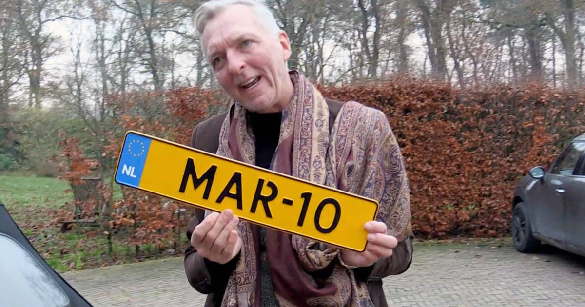 Martien Meiland ontdoet autoruit van ijs met kentekenplaat: ‘Zo’n grote