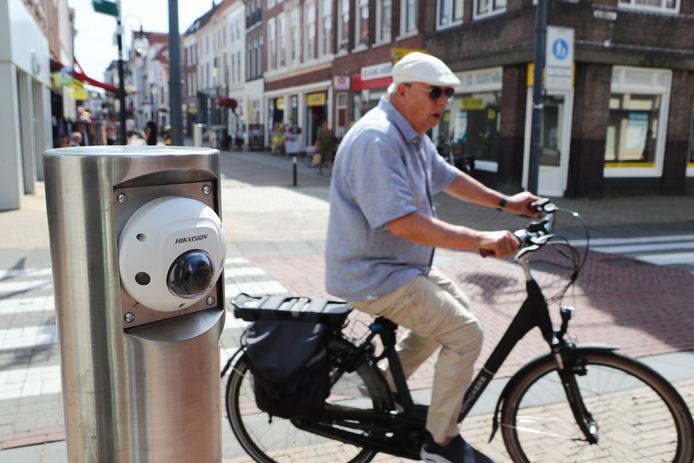 De Chinese camera van het merk Hikvision bij de nieuwe afsluiting van de Westwagenstraat in Gorinchem.