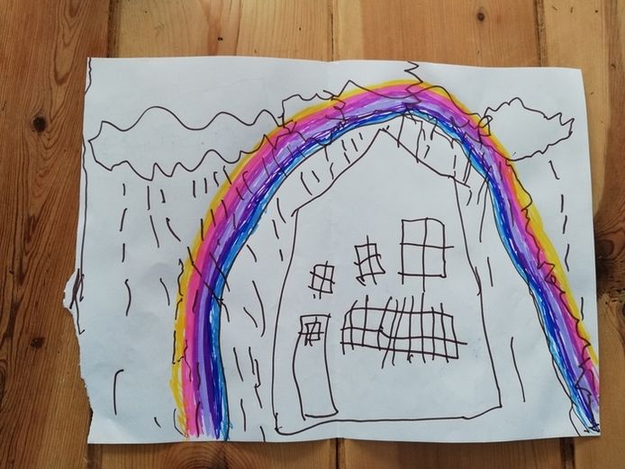 'Clasie heeft een tekening voor opa en oma gemaakt. Nu dat hij niet naar buiten mag vanwegen het feit dat hij in de risico groep hoort. Net als opa en oma die ook risico zijn en waar door hij ze nu minder vaak ziet als normaal.'