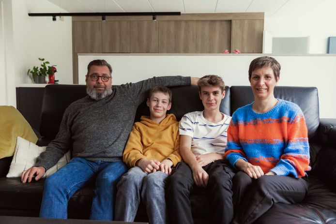 Papa Kurt, Pim (14), Bas (16) en mama Katrien. Beide broertjes lijden aan dezelfde ziekte, maar jongere broer Pim heeft veel minder last.