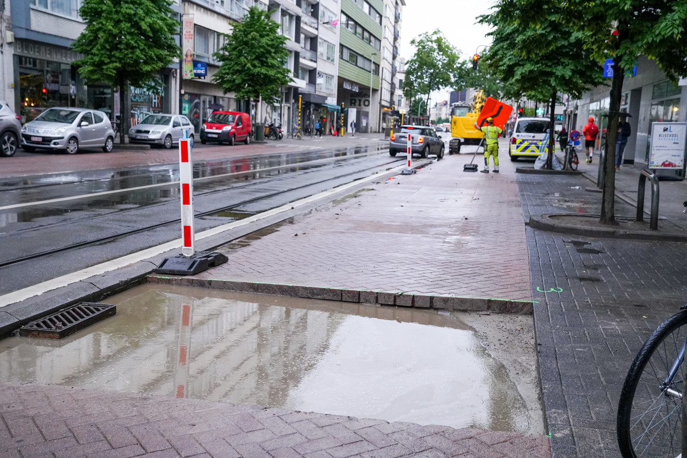 Voor de fietsstraat kan worden geschilderd, moet het wegdek deftig worden hersteld. De aannemer begon maandag alvast in het stuk tussen de Eliaertstraat en de Kroonstraat.