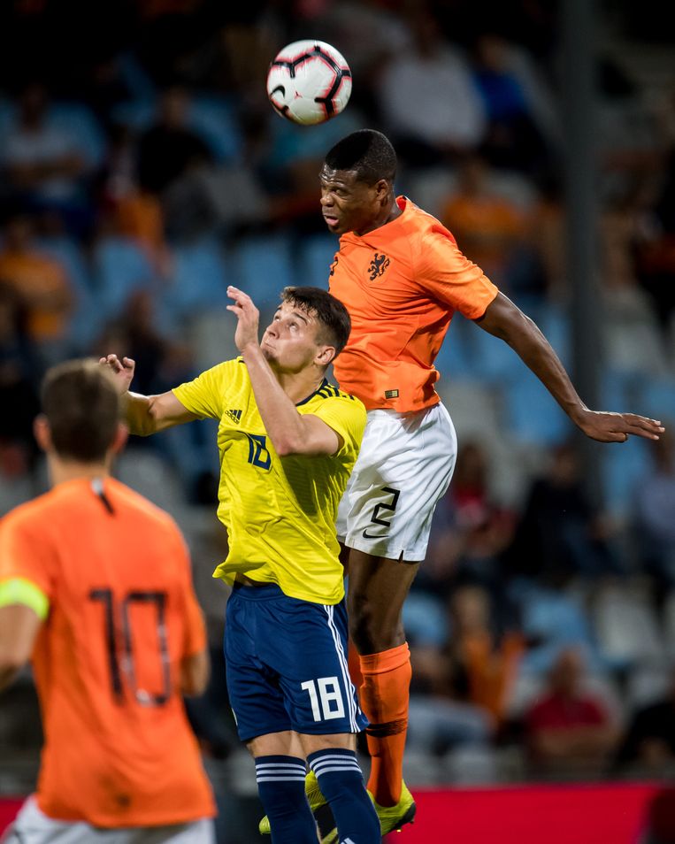 Luchtduel tijdens de verloren interland tegen Schotland in Doetinchem: Dumfries (2) springt met Magennis naar de bal. Beeld Hollandse Hoogte / VI Images (2)