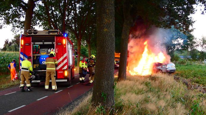 Rond 20.55 uur werd de Heessche brandweer opgeroepen voor een brand op de Wijststraat. Het ging om dezelfde auto.