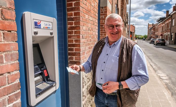 Burgemeester Sandy Evrard haalde als eerste geld uit het nieuwe bankautomaat.