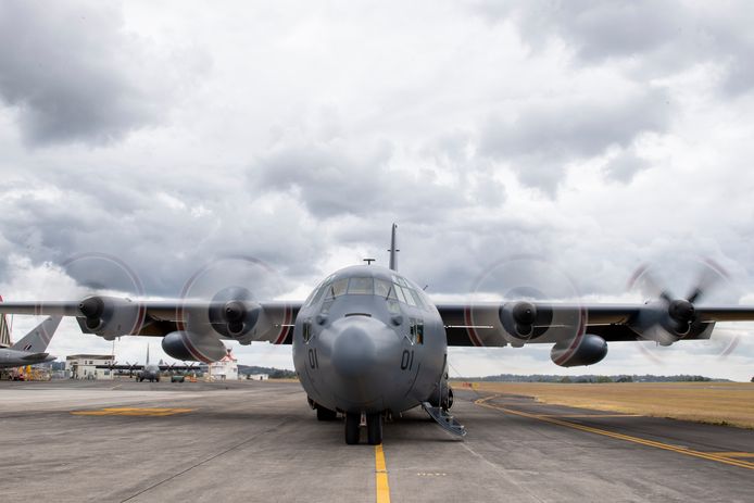 Een C-130 Hercules van de Nieuw-Zeelandse luchtmacht wordt op een luchtmachtbasis in de buurt van Auckland klaargemaakt om te vertrekken naar Tonga.