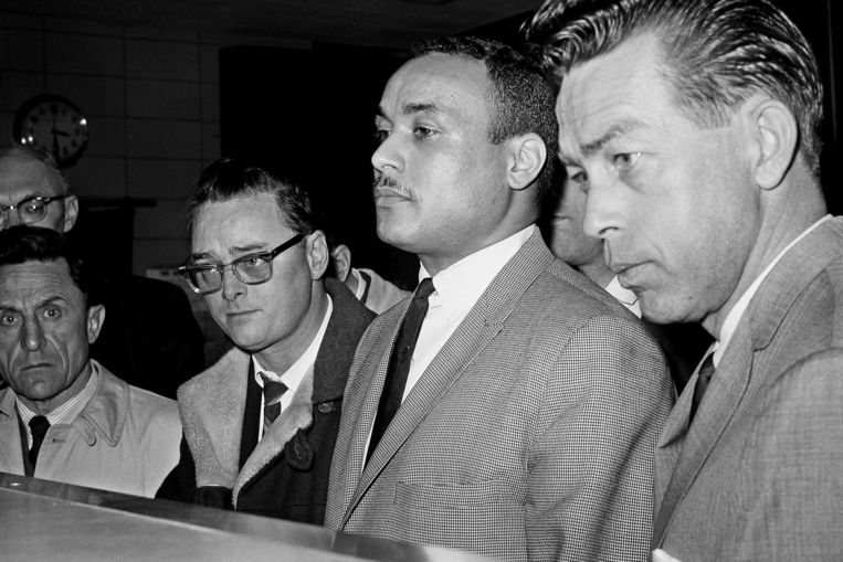 Khalil Islam (midden) wordt in 1965 als verdachte van de moord op Malcolm X weggeleid. Onterecht, blijkt pas nu. Islam overleed in 2009. Beeld AP