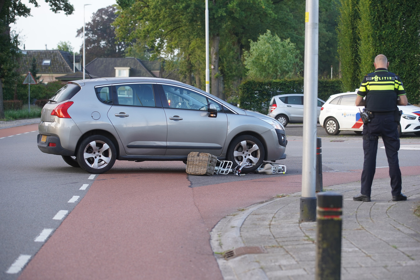 Auto rijdt over fiets heen op kruising in Wilp, maar fietser blijft