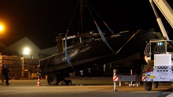 De Stormloper wordt in Harlingen aan wal getakeld bij Damen Shipyards. Daar is het naartoe gebracht op verzoek van de politie.