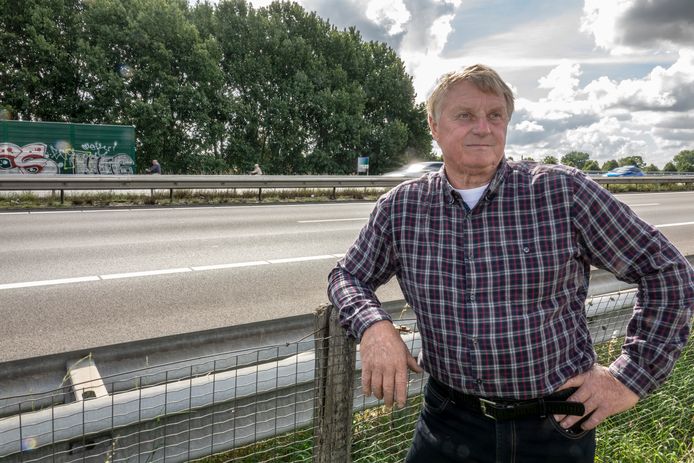 Theo Noy bij het geluidsscherm langs de A73. Nog een dikke twintig meter dan zou het af zijn.