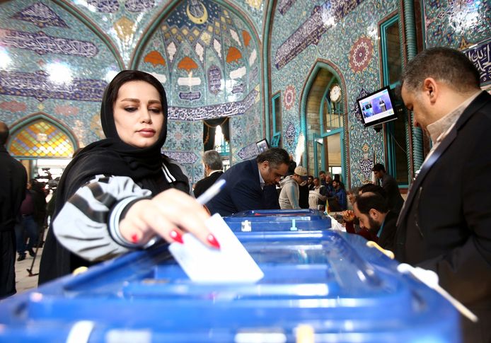 Een vrouw stemt vanochtend in Teheran.