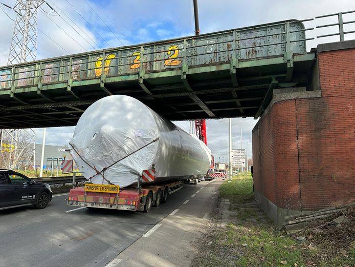 De oplegger kwam vast te zitten onder de spoorwegbrug