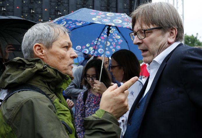 De Roemeen Dacian Ciolos (links) wordt de opvolger van Guy Verhofstadt.