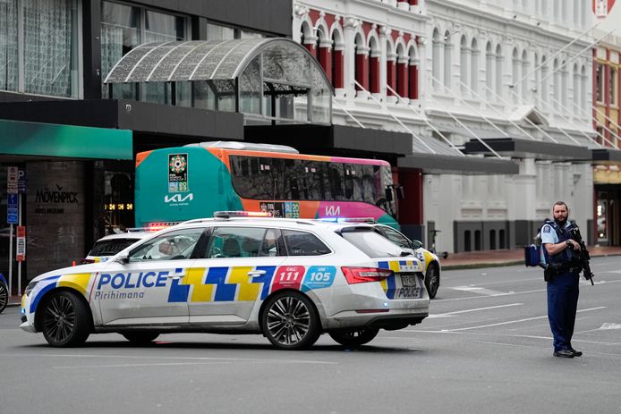 Een gewapende politieagent houdt de wacht bij een afgezette straat in het centrum van Auckland.