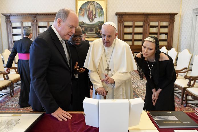 Charlene en Albert hadden voor de paus een schets meegenomen.