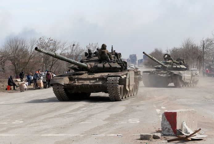 Russische tanks in de Oekraïense havenstad Marioepol.