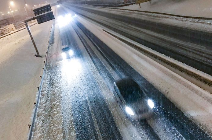 Sneeuwval zorgt voor grote problemen op onder meer de Franse autowegen in het zuidoosten van het land, zoals hier op een met sneeuw bedekte weg in de buurt van de stad Saint-Étienne.