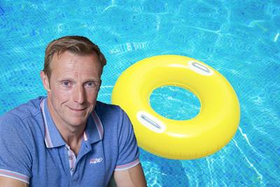 Expert waarschuwt voor vals veiligheidsgevoel bij gebruik zwembandjes: “Blijf als ouder altijd in de buurt”