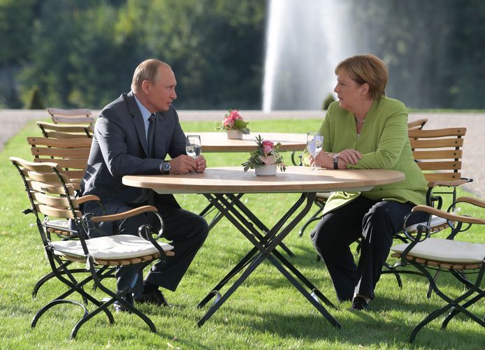 Russische president Vladimir Putin en Duitse bondskanselier Angela Merkel tijdens hun gesprekken zaterdag in Berlijn, Duitsland.