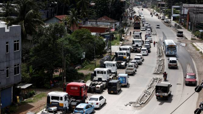 Crise du carburant: des automobilistes font la file depuis des jours pour faire le plein