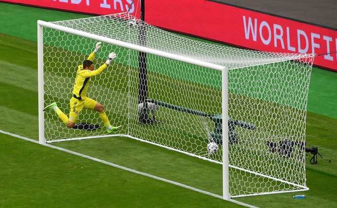De Schotse keeper David Marshall heeft geen antwoord op het schot van Patrik Schick vanaf de middenlijn.