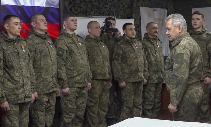 Russische Defensieminister Sergei Shoigu en Russische soldaten.