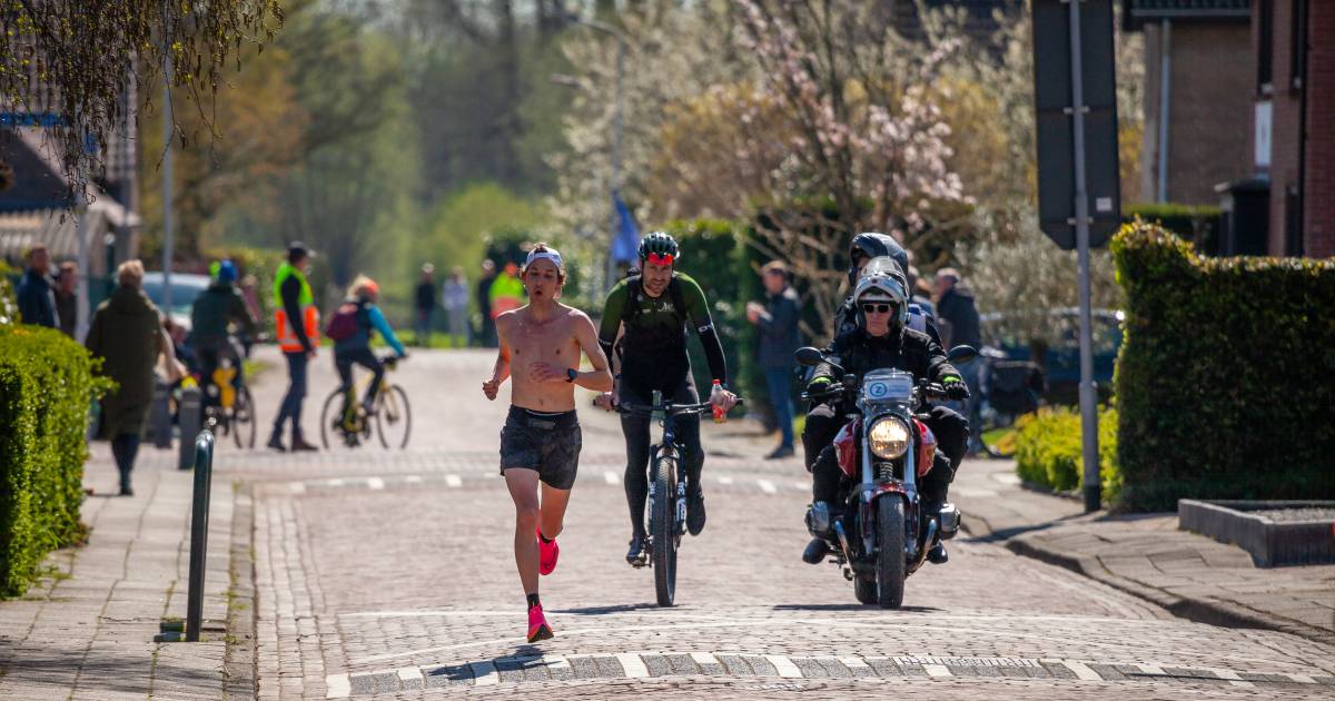 Running a marathon without a shirt, is it even allowed?  |  Sports in Zeeland