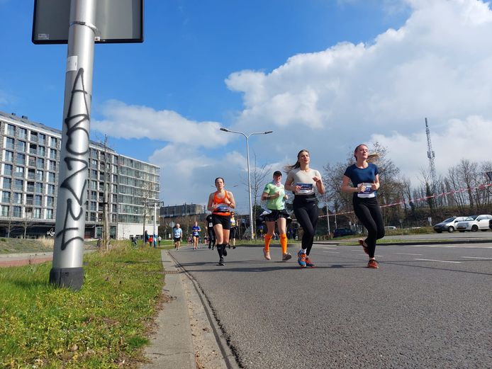 Hezelpoort Nijmegen: halverwege de halve marathon van de Stevensloop.