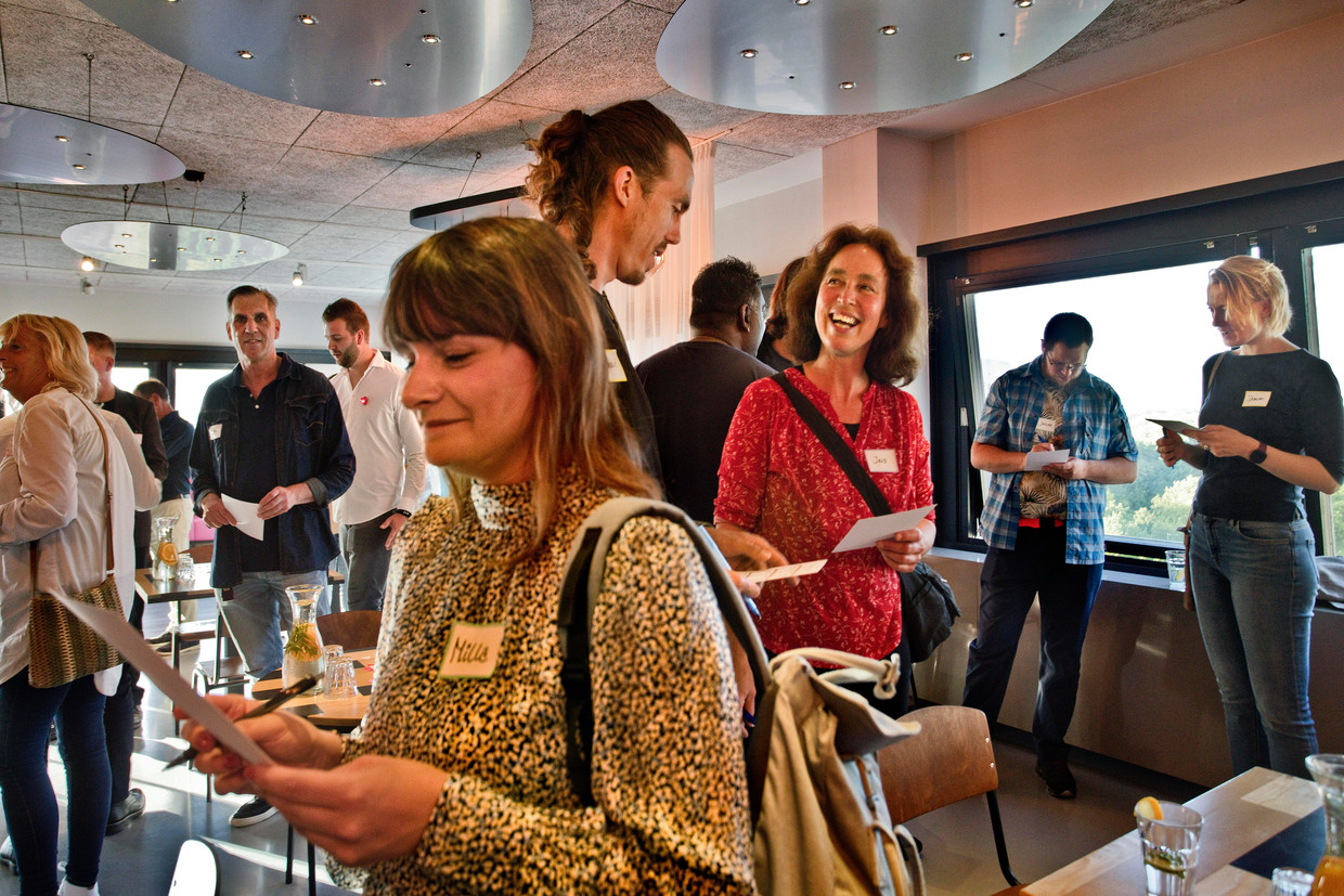 Wooncorporatie Staedion in Den Haag organiseerde een blind-date-avond voor haar inwonenden, om zo de doorstroom binnen (sociale) huurwoningen te bevorderen.