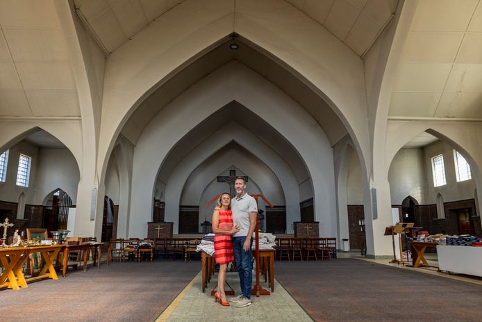 In deze kerk willen Tamara en Sven een school oprichten.