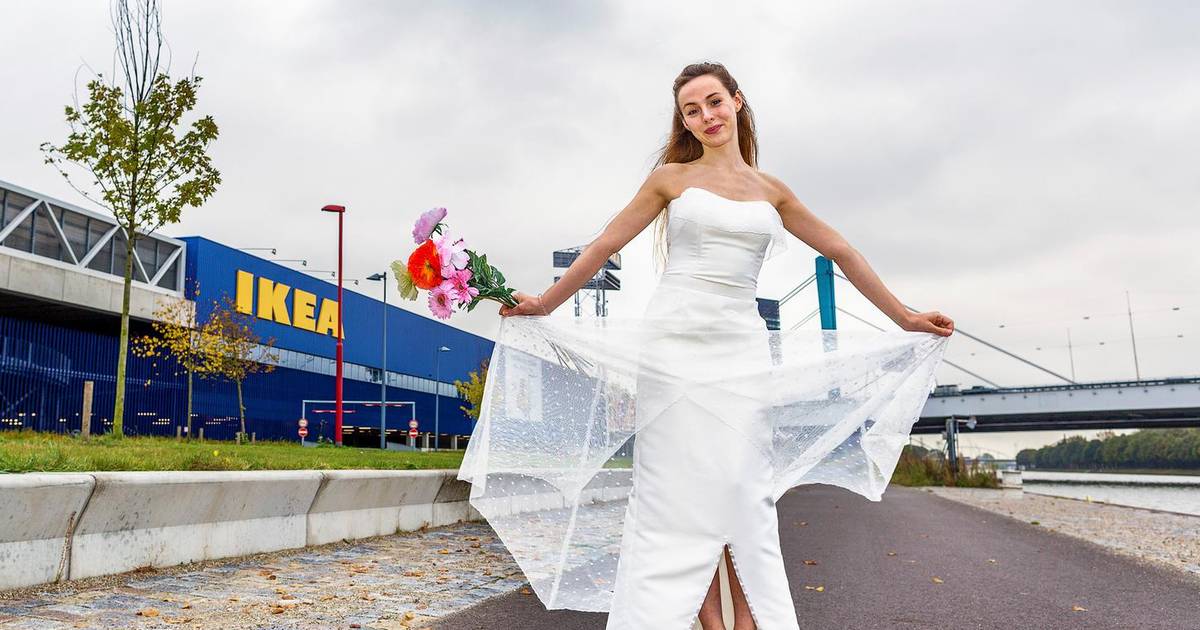 uitlijning infrastructuur Oneerlijk Hoezo dure trouwjurk? Utrechtse maakte haar eigen jurk van IKEA-stof |  Utrecht | AD.nl