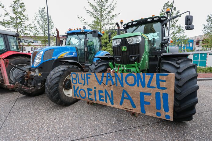 Boeren voeren al een week actie tegen de nieuwe veevoermaatregel van het kabinet.