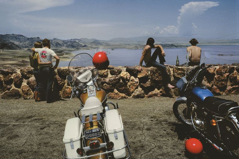 Met de motor naar Lake Mead, een meer op de grens tussen Nevada en Arizona. Beeld © HARRY GRUYAERT/MAGNUM PHOTOS