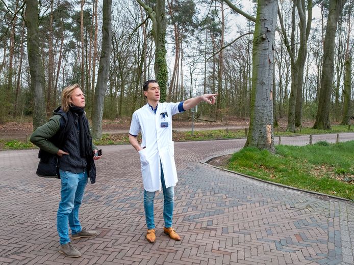 Jonah Falke in gesprek met oncoloog Koen Reinders.