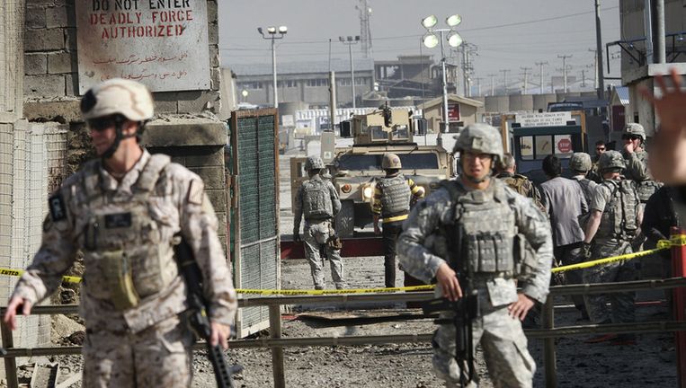Amerikaanse soldaten bewaken de basis na de aanval. Beeld ap
