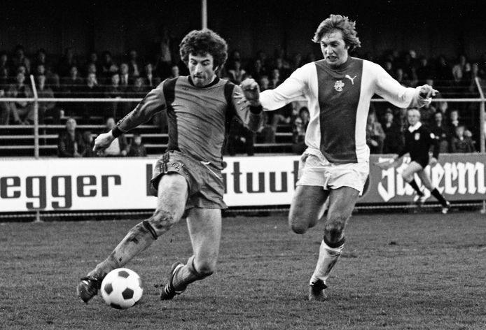 Frank Kramer (l) voor Volendam in actie in een duel tegen Ajax.