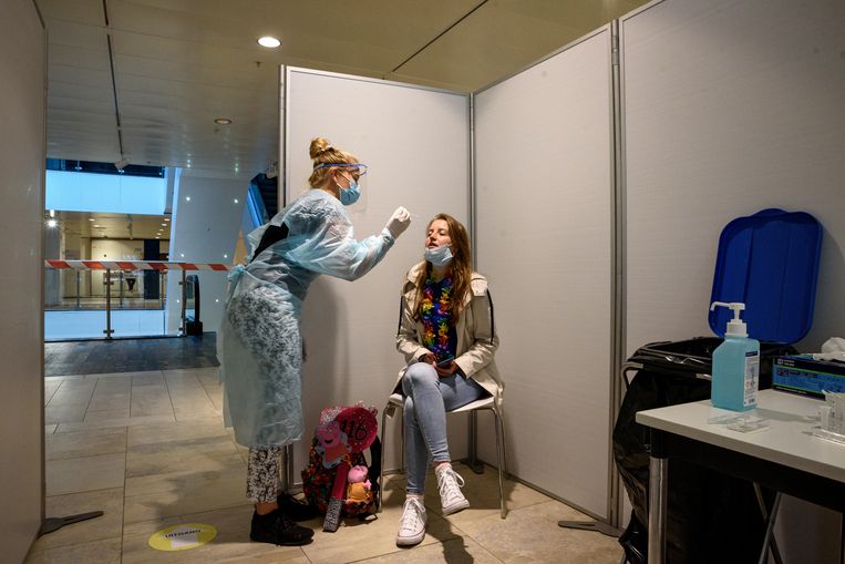 De vaccinatiegraad onder jongeren tussen de 18 en 25 jaar blijft hangen rond de 60 procent, en daarom zijn er zorgen over de start van het collegejaar. In deze speciale testlocatie voor nieuwe Leidse studenten laat een studente zich testen. Beeld Rob Dullemen